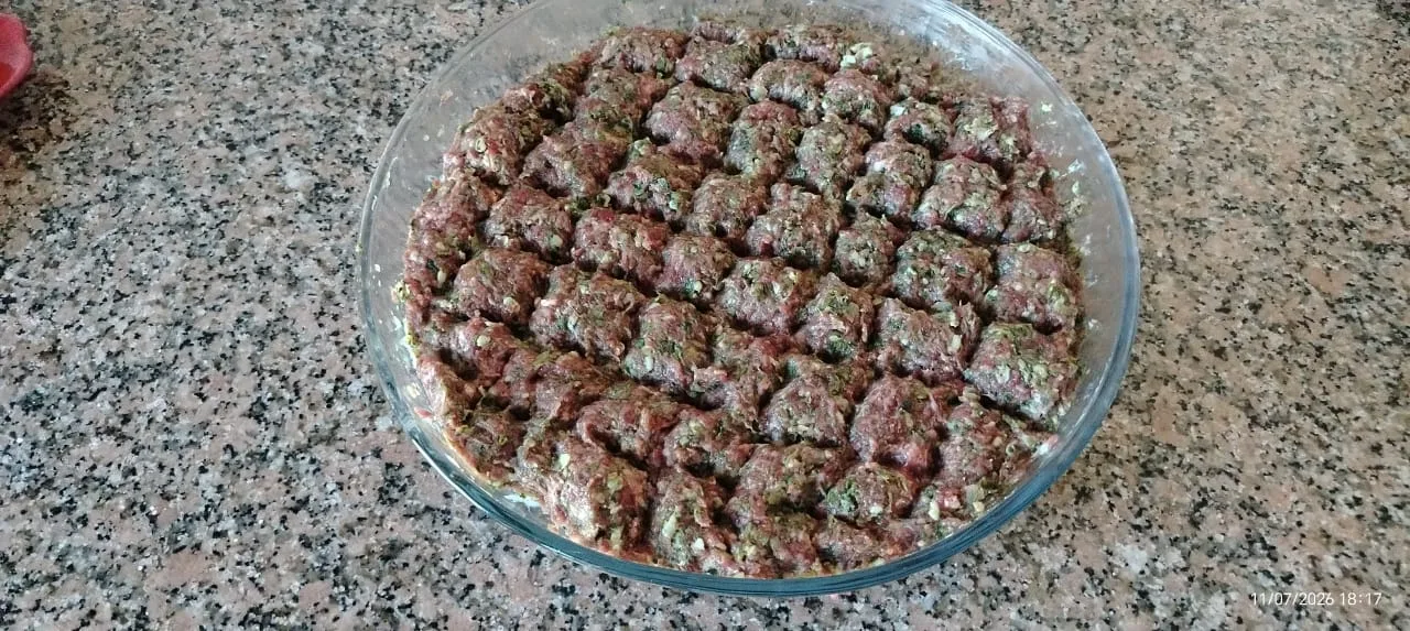 نضع الكفتة في صينية الفرن 